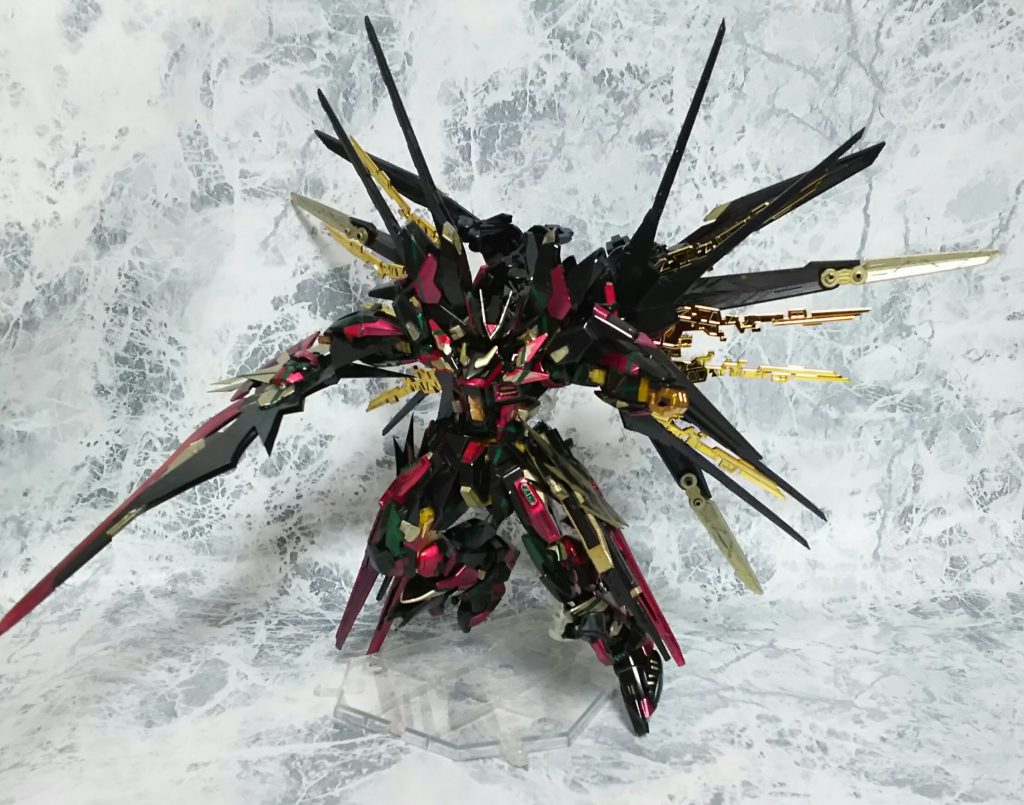 片刃の長剣、魔剣ダーインスレイヴ
鍔元に埋め込まれたマナクリスタルから供給される深緑の獄焔を纏う事により、絶対な斬撃力を得る。