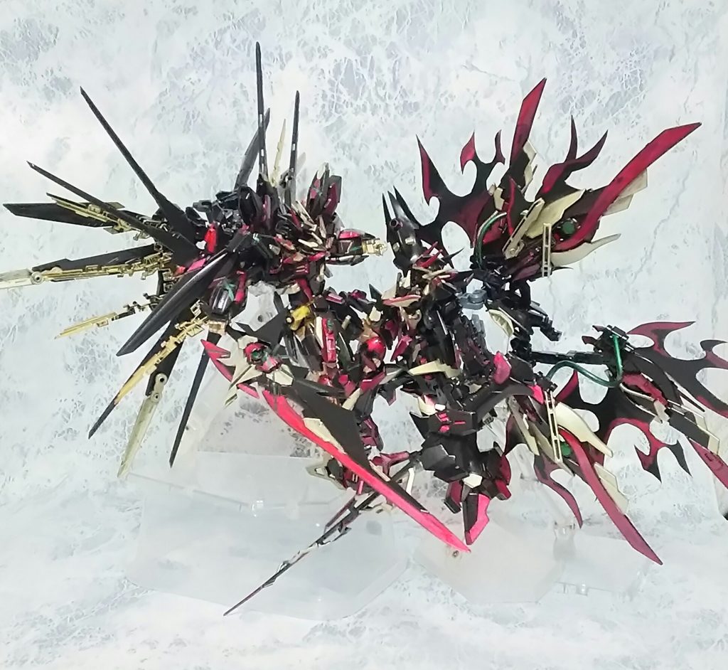 宵闇の黒を切り裂くのは黄金の雷光、深緑と翡翠の獄焔は虚空呑み込みし黒を彩る。
遥か黒天に舞うその翼はどこまでも高く、刃を交える二つの影は雌雄一対の神鳥か。
獄焔から神焔(かえん)へ、その行く末はーーーーー……