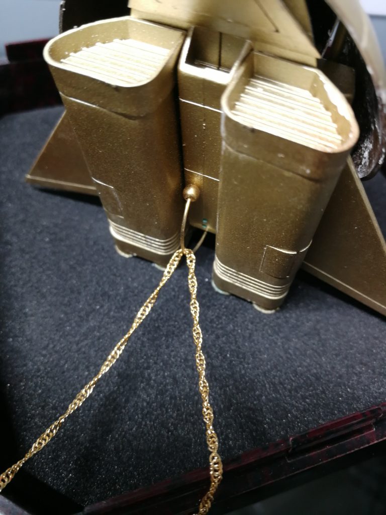 チェーンの取り付け部分
手芸店のアクセサリーパーツで金色の輪っか、そしてキメの細かいねじれをあしらったチェーンをくっつけました。