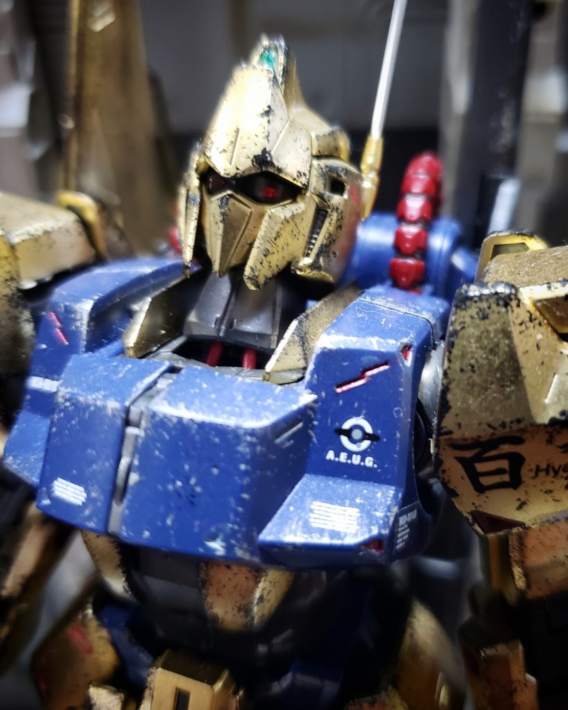 頭を上向きにすると首元がポッカリ空いてしまうので変に目立ちます。なので赤ケーブル使ってパイピング。稼働させるのに差し支えないよう加工してあります。