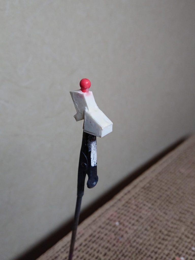 腰部制作
プラ板で箱組み補強のために中をパテで埋めています。