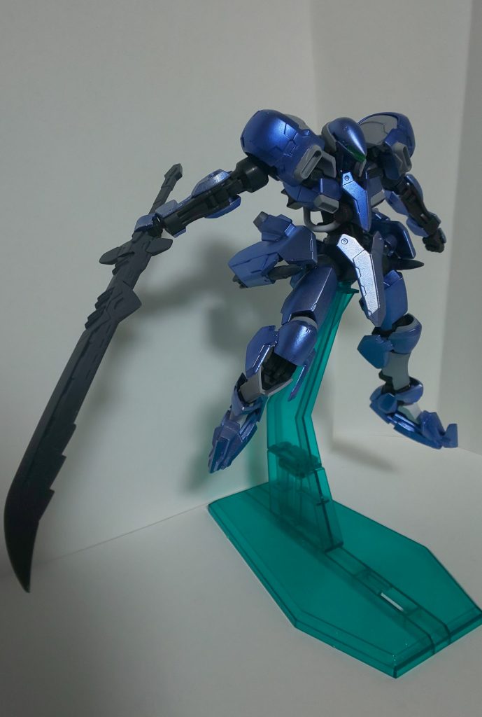 腰にレールガンと特集アームを装備