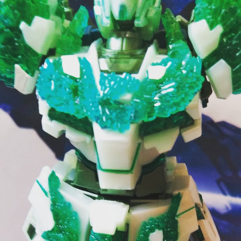 クリアパーツの裏に百均のラメテープを貼ってます。