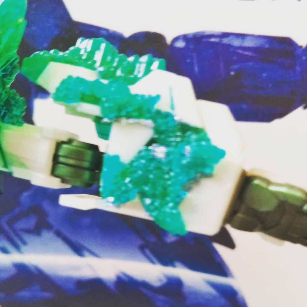 こちらも同様にラメテープを裏に貼ってます。こちらはわざとはみださせてるのでわかりやすいかと。