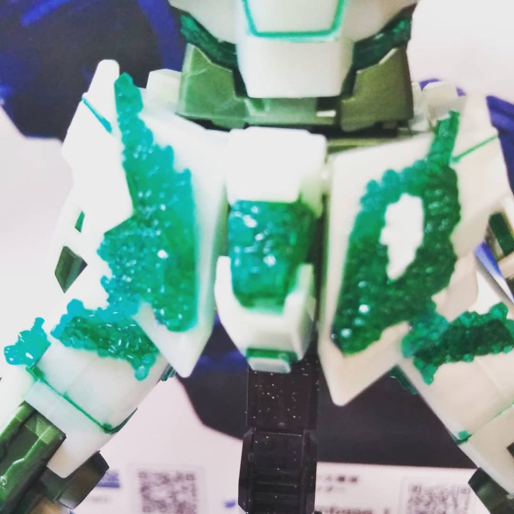 光を当てると多少はキラキラしたのが見えるかなと。