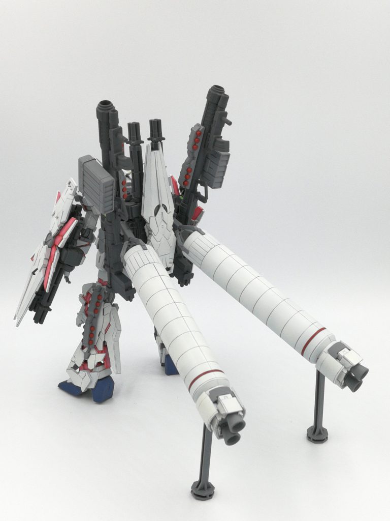 発光表現に合わせてエッジをシャープペンで書き込み、CG風にしてます。
サイコフレーム以外はラッカー塗装です。
カラーリングもなるべくアニメのカラーに近づけてみました。