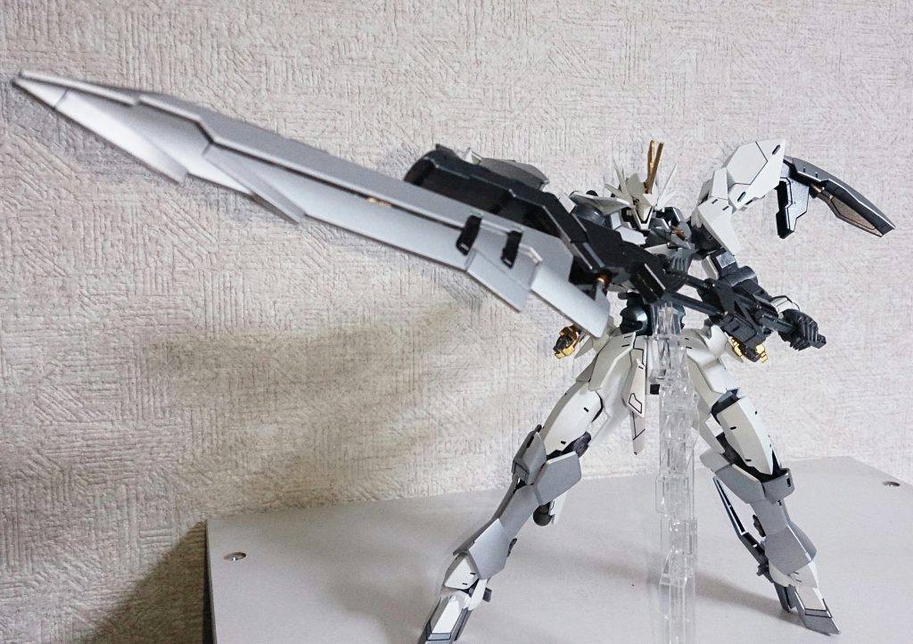 指揮官機が戦艦や大型MSの場合は、Vxs社製のバスターソードメイスの試作品が、何処からか射出されます(^w^)
一応、双方の展開ギミックは残してあります。