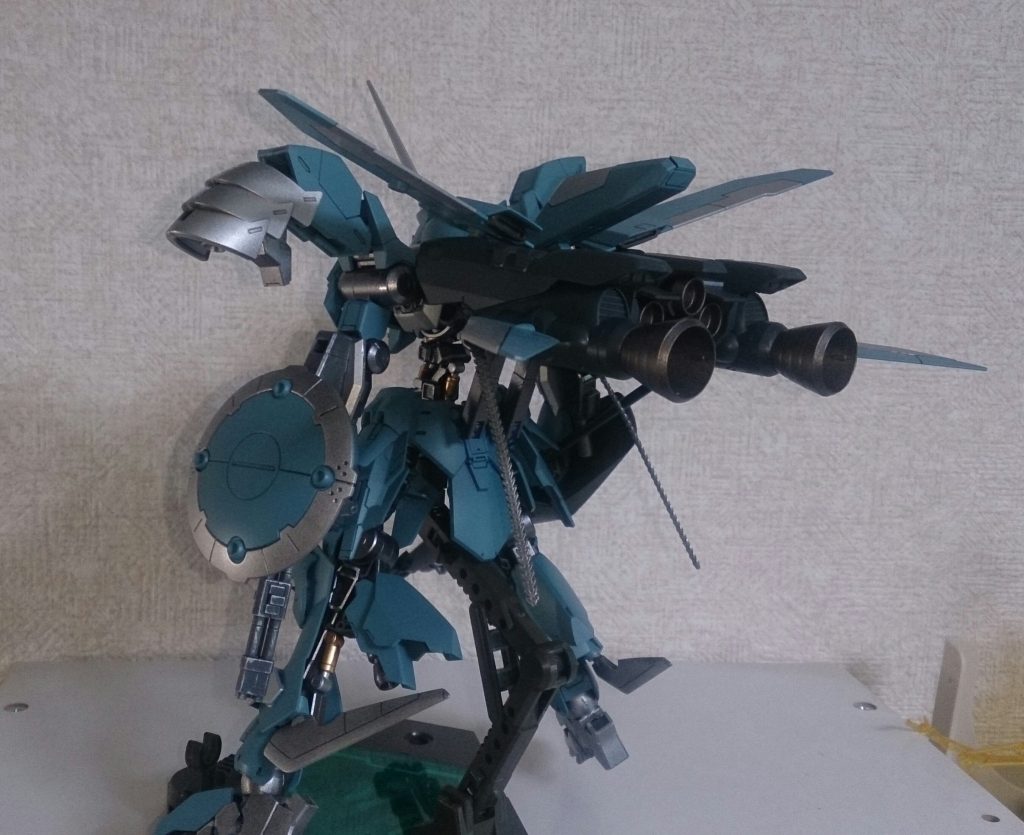 飛行ユニット「ブレイザブリク」
バルドルが住む屋敷の名を由来としていて、「決戦後も必ず生きて帰る」とゆう開発陣の強い意志がこもっている。巨大ゆえ、腰部のサブアームで下からガッチリ固定されている。