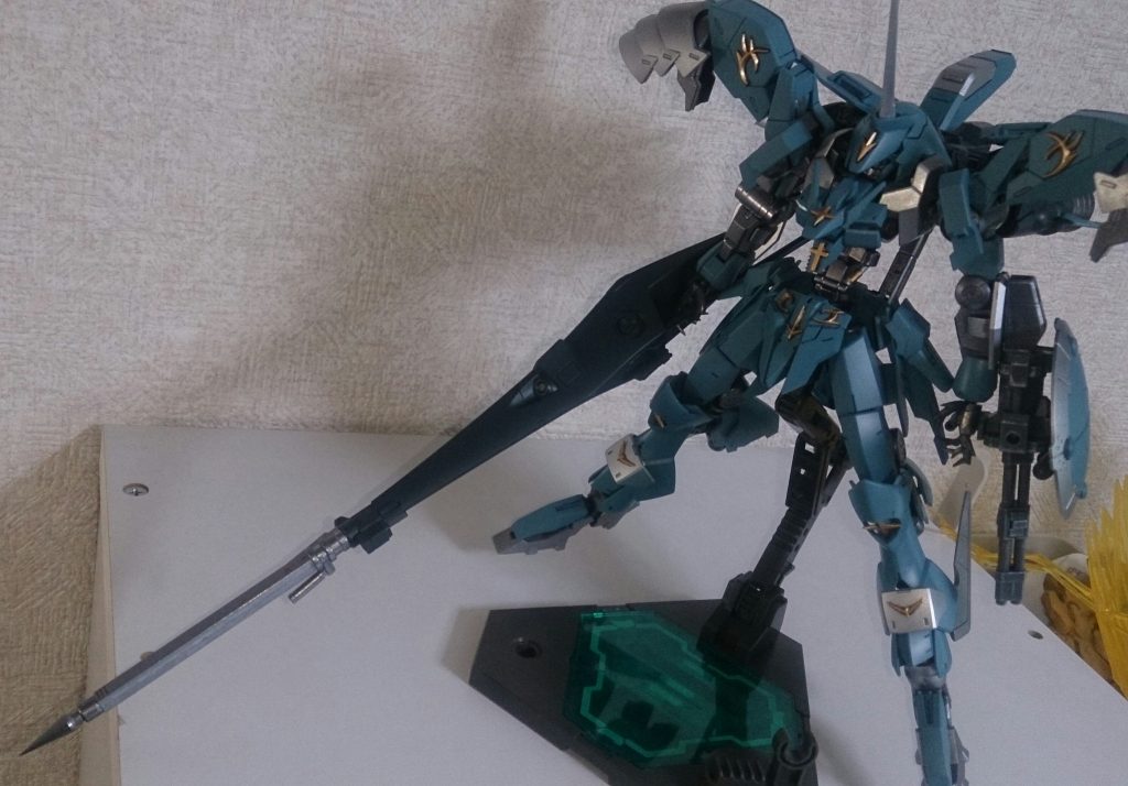 フリングホルニ ランスモード
基本的に近接攻撃はしないが、やむを得ないときは折り畳みを解除し、ランスとして運用するのだが…。