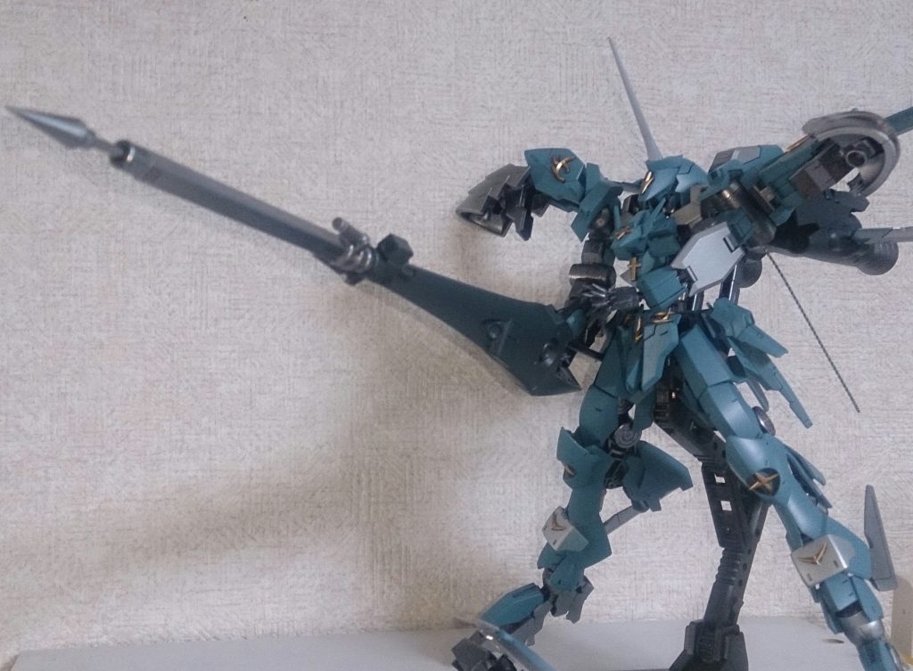 「ミストルテイン」
ランスモードの先端は射出可能な対MA用ダインスレイブとなっており、バルドールの切り札的な最終兵器である。
本来は神バルドルの心臓を貫いたヤドリギを意味するが、決戦に対する本機体の覚悟の表れでもある。