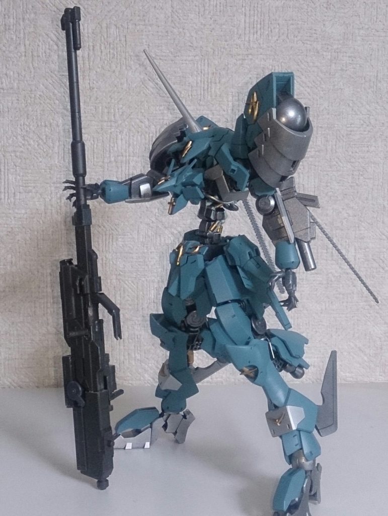 EB-AX2B バルドール
謎の機体ヘイムダルに対抗するために開発されたMS。北欧神話の光の神「バルドル」の名を由来とし、近接型のヘイムダルに対して射撃メインの機体となっている。メイン武器は対物ロングライフルと左腕部グレネードランチャー。