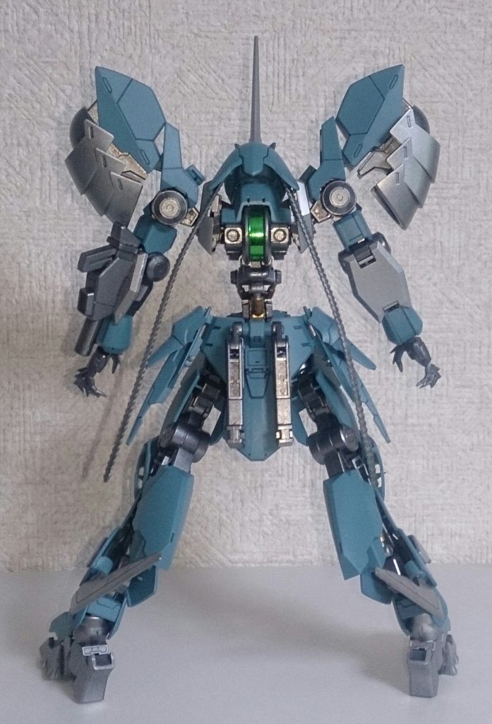 バックショット。
後頭部はガフランで、内側にモンテーロのビーム部を移植してバングぽく。脹ら脛はレギンレイズの太ももアーマーを張り付けてます。足はアスタロトとモンテーロから。