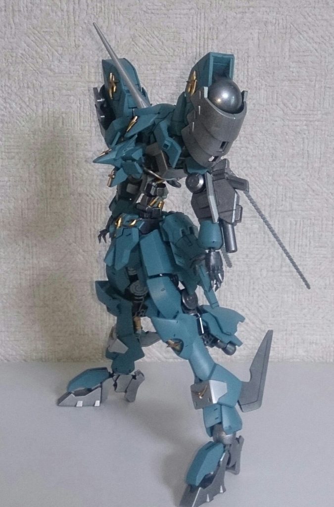 左から。
肩はヴァリアブルポッドから、拳はMSGシャープハンド2、腹部はガンダムフレームとアームアームズでいつもより若干長めにしてます。脛は上下逆にして、ギャンスロ余剰のギャン膝、ヘルムヴィーゲのサイドアーマーで蓋を。