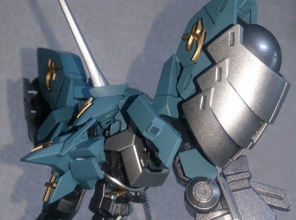 頭部アップ。
フェイスはモンテーロ、ひさしはアイン、角はファルシアの尻尾?です。胸アーマーはアインにジュリアの胸を張り付け、肩にはレギンレイズのボディをカットして前当て風に。
上の対物ロングライフルには、スライドレールを作り、左のグリップをバレルに接着し、ボルトアクションを追加してます。