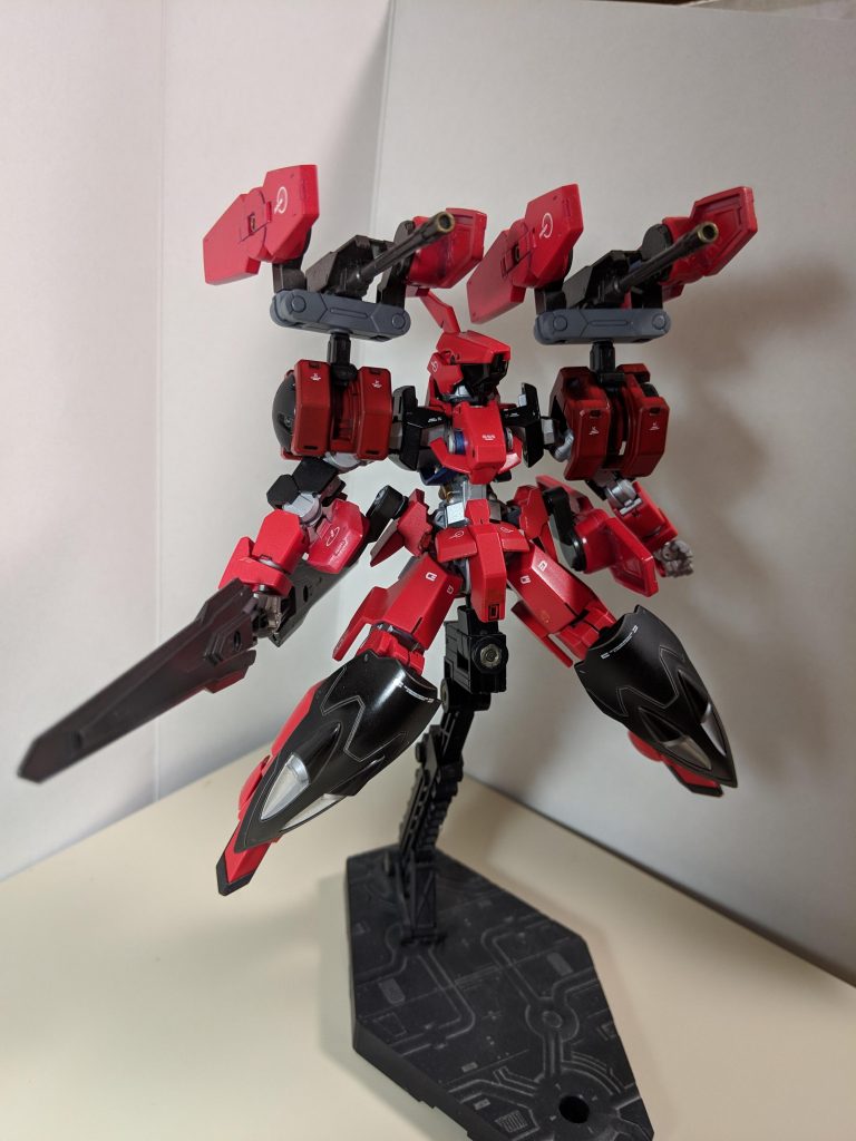 両肩にはブースター付きの砲台を２門搭載しています。
今回の１番のお気に入りポイントです。