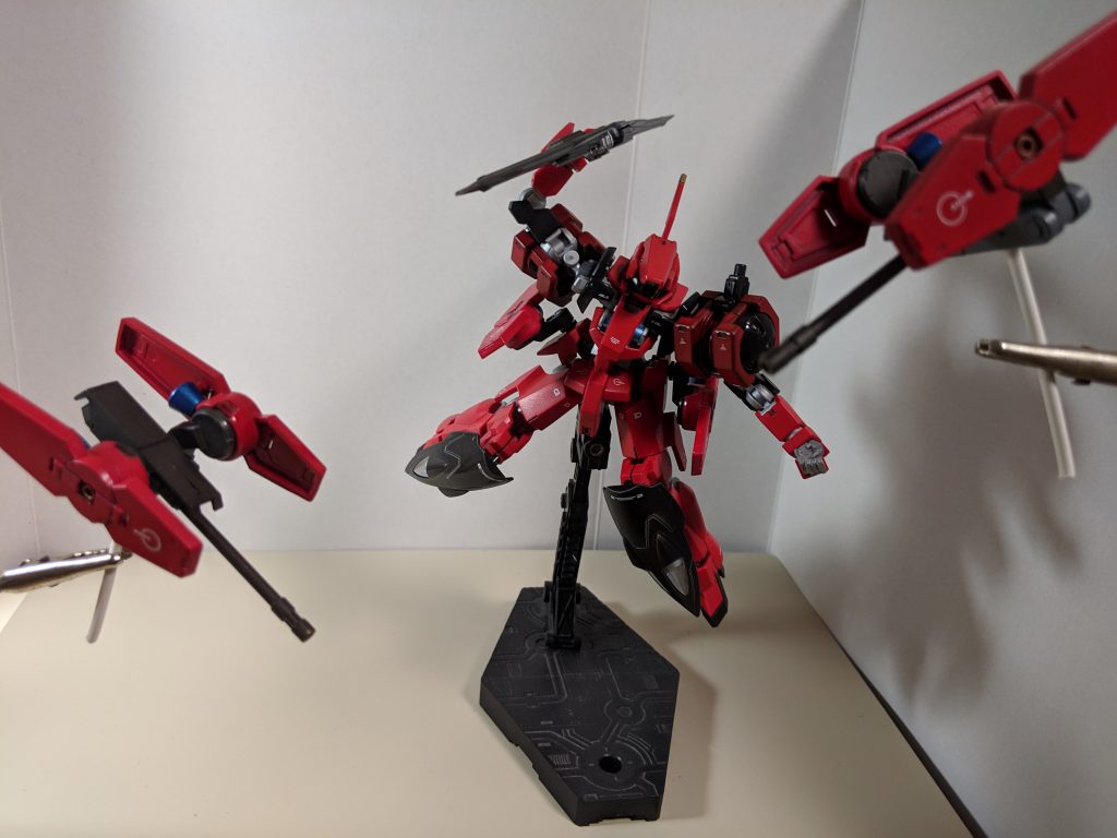 肩の砲台は遠隔操作できるという設定です