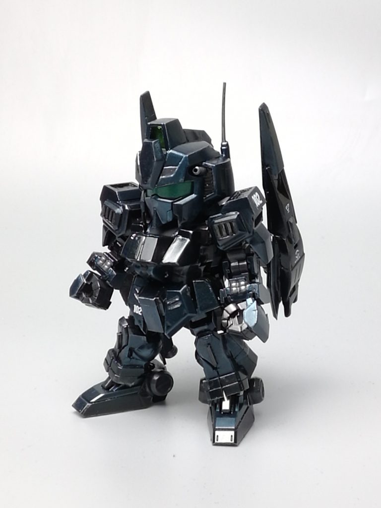 ミスターカラーのブラックを下地に、ホワイトパールを吹き付けて、機体色はクリアブルーとクリアグリーンの混色を重ねてみました。