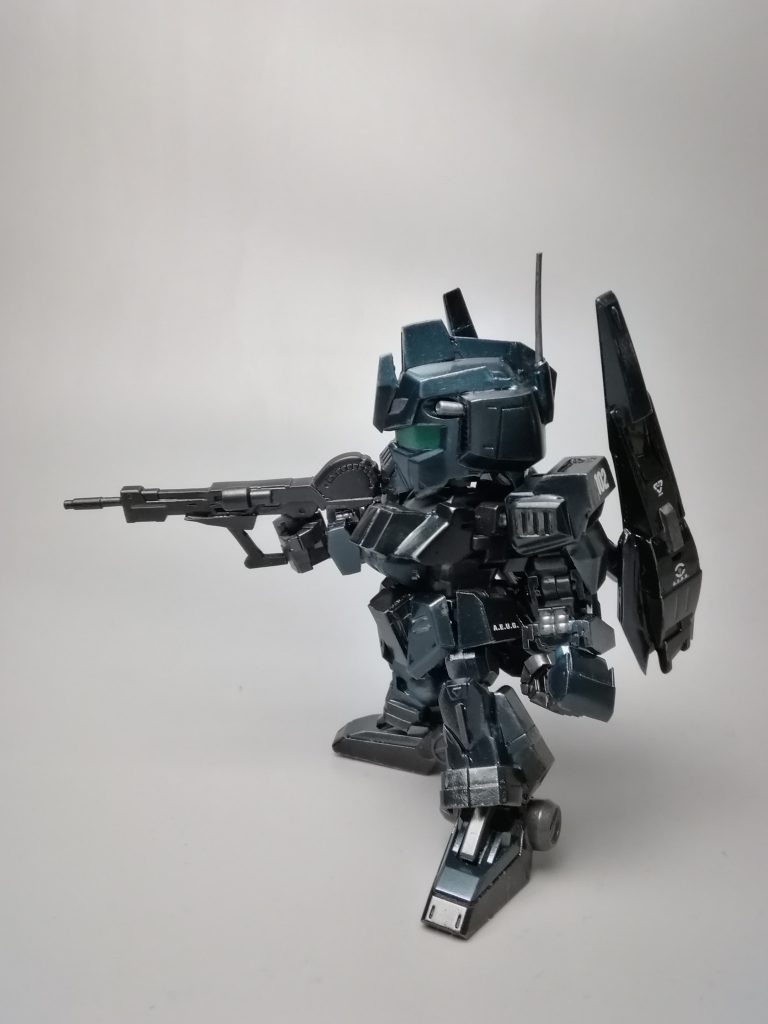 ビームライフルは、クロスシルエットのΖのものを、HGリックディアスのビームピストルとニコイチにして製作。アームガードはプラ板を切り出して製作しています。