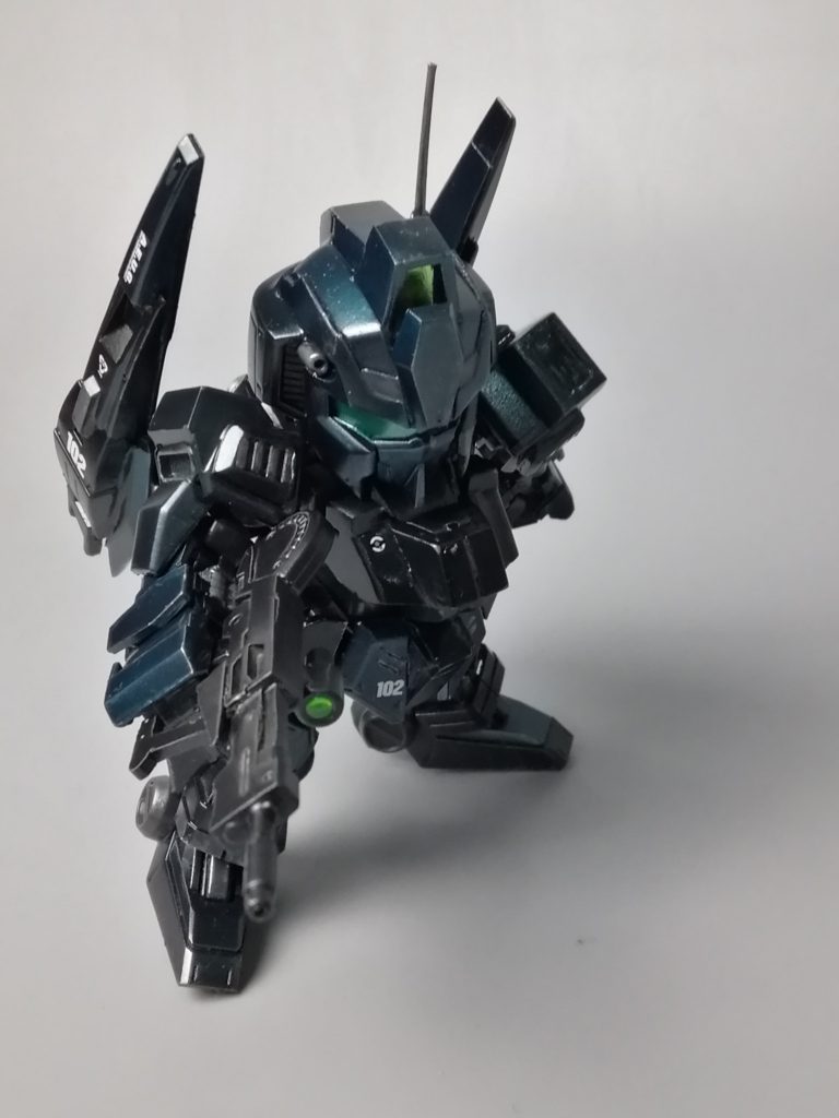 頭部カメラ部には、ラピーテープを貼り、アイカメラ部はメタルグリーンによる塗装で違いを出してみました。