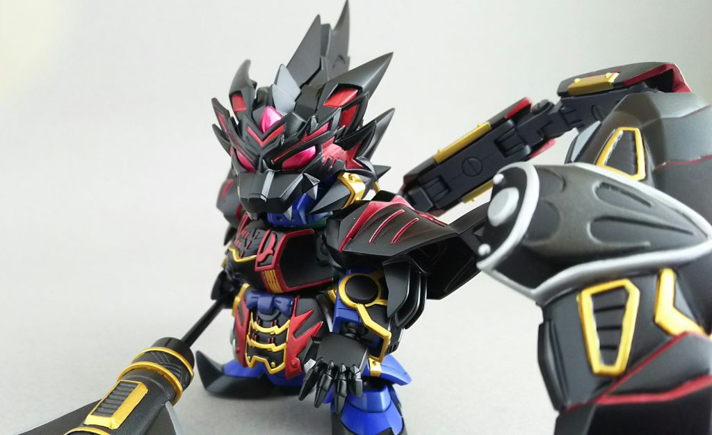 兜飾りの虎が顔に装着する「獣人形態」になることで戦闘能力がアップする。