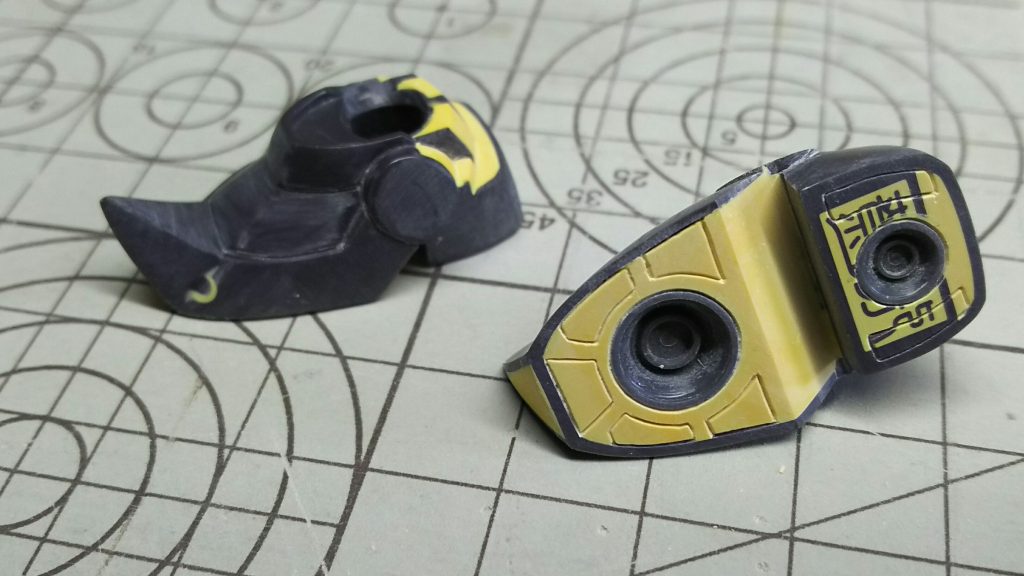 脚部…股とすねを二重間接化(すねにはクロスシルエットフレームの足首を使用)
足の裏にモールドを彫り、バーニア埋め込む。