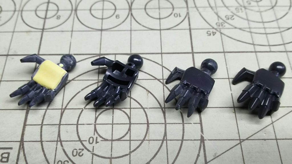 手首は、肉抜き穴をパテで埋め、平手の指と形状を合わせるために拳パーツの指部分をカッターなどで彫り直しました。