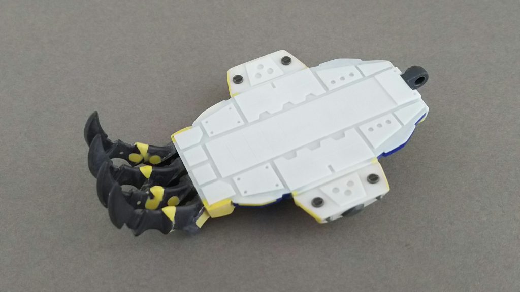 盾…徐耕と虎燐魄の肩アーマー、黒魔神の爪パーツを使用した物をベースに、パテで形状を整形。
裏側はプラ板を張り、そのままだと単調になってしまうのでプラ板等でモールドを制作。