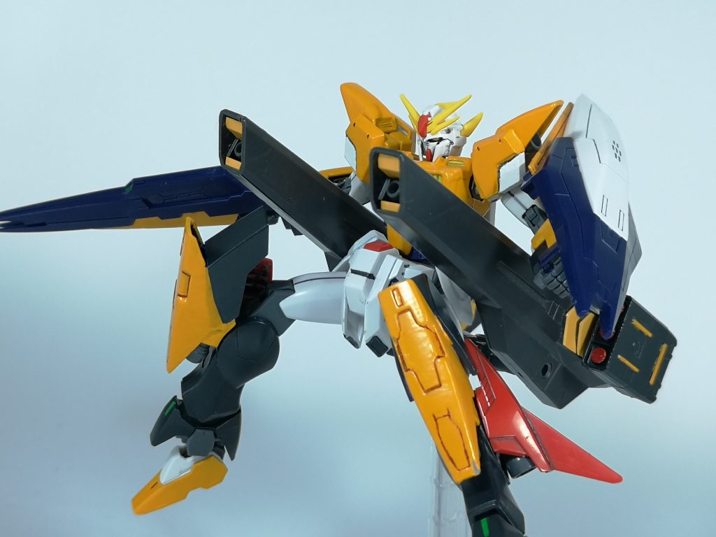 追加武装として目を引くのはガンダムハルートを意識して装備したウェポンバインダー&ミサイル
これはMS時に前方に向けることもでき、火力向上に一役買っています