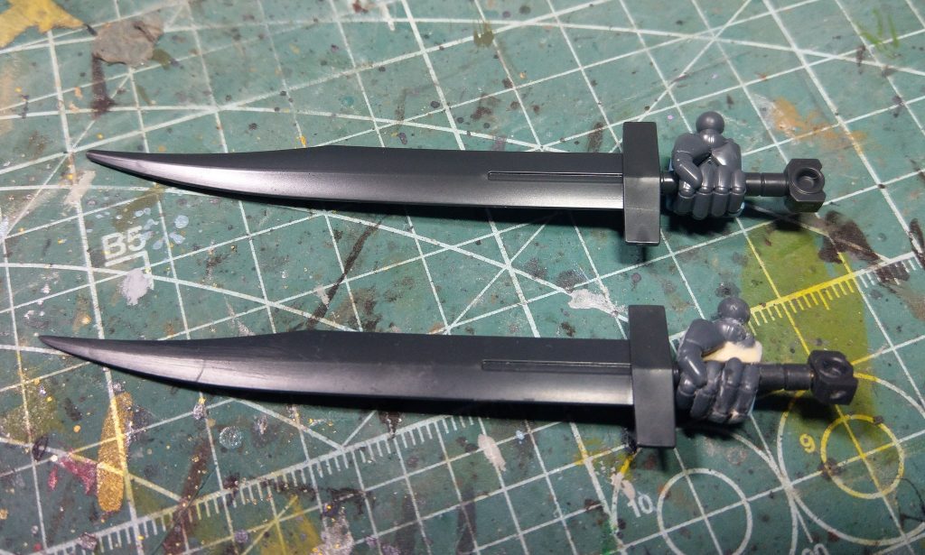 武器持ち手の改造。
キットのままだとブラブラなのでしっかり握れるように。
好みで少し斜めに持っています。