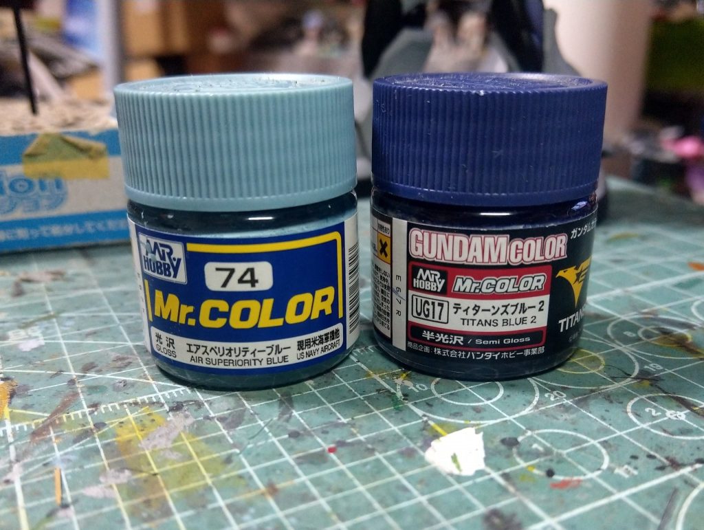 塗料一覧。
・水色→エアスペリオリティブルー。
・胴体→ティターンズブルー2。
・関節&武器→ジャーマングレー、黒鉄色、焼鉄色、メタルカラーアイアン。
・希釈はレベリングうすめ液。
・装甲のフィルタリング→フィルタリキッドグリーン。
・汚し&スミ入れ→ウェザリングカラーグランドブラウン。