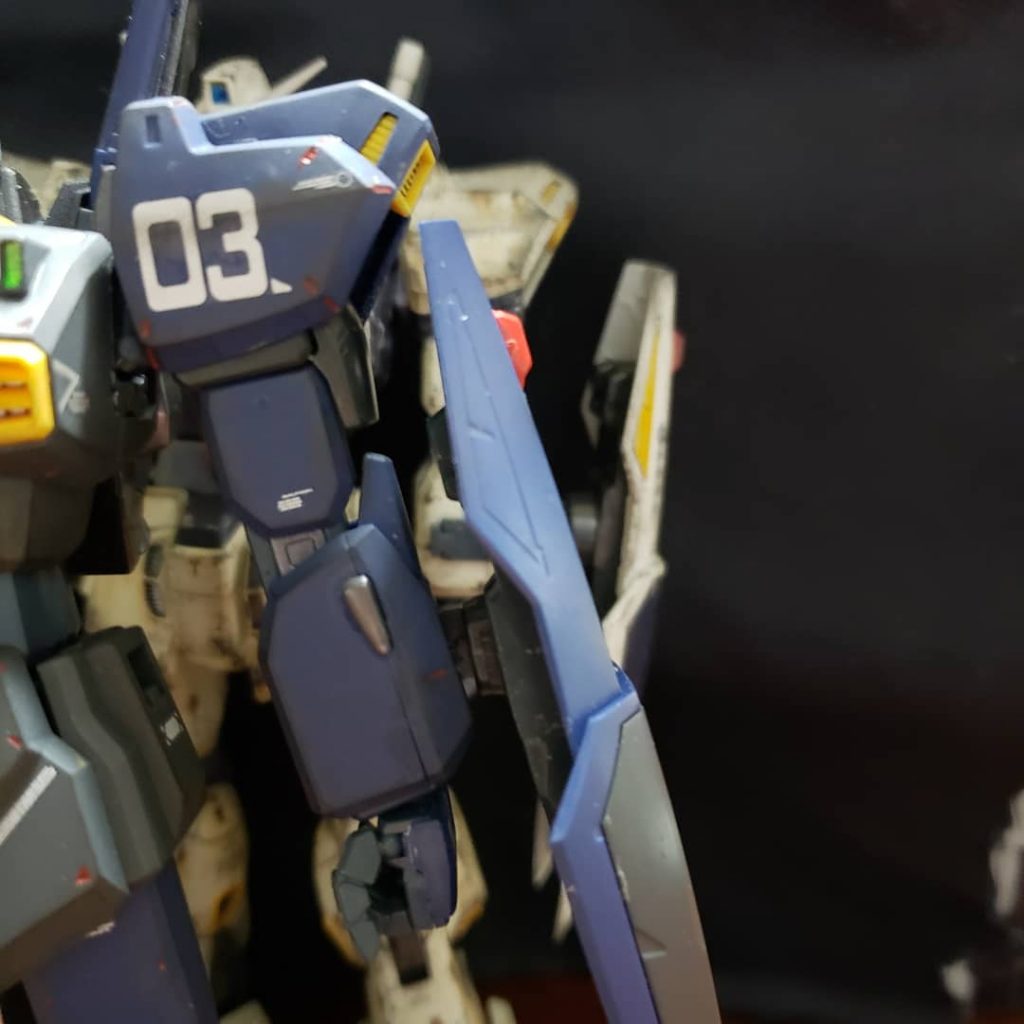 シールド接続のモッサリ感を払拭したくて、接続パーツを使わず直接装着出来るようにシールド側を切った貼ったして密着できるように。但し、ライフルのマガジンが付けられません(^^;これは後の課題です。