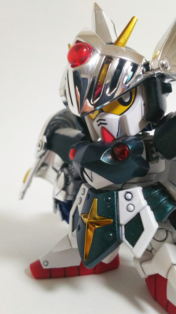 クリスタルカラーの光沢感が綺麗なのですが写真だと分かりにくいのが難点。
胸がカエルっぽいのはご愛嬌（笑）