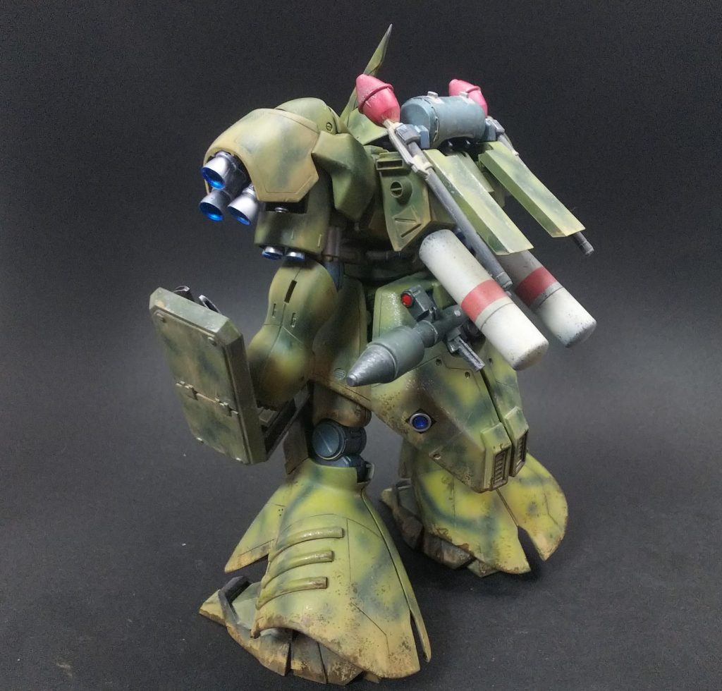 ファンネルコンテナを外してシュツルムファウストと燃料タンク的なものを付けました。
スパイクシールドを持たせたかったのですが小さかったので大型化させました。