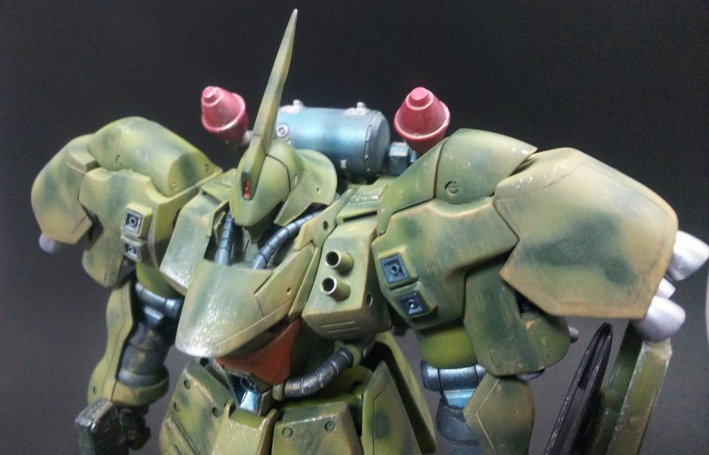 胸の左側に付いている2本の筒はスモークディスチャージャーです。
最初は肩にでもつけようと思っていましたがバランスが悪くなってしまうのでこうなりました。結構気に入ってます。

武装