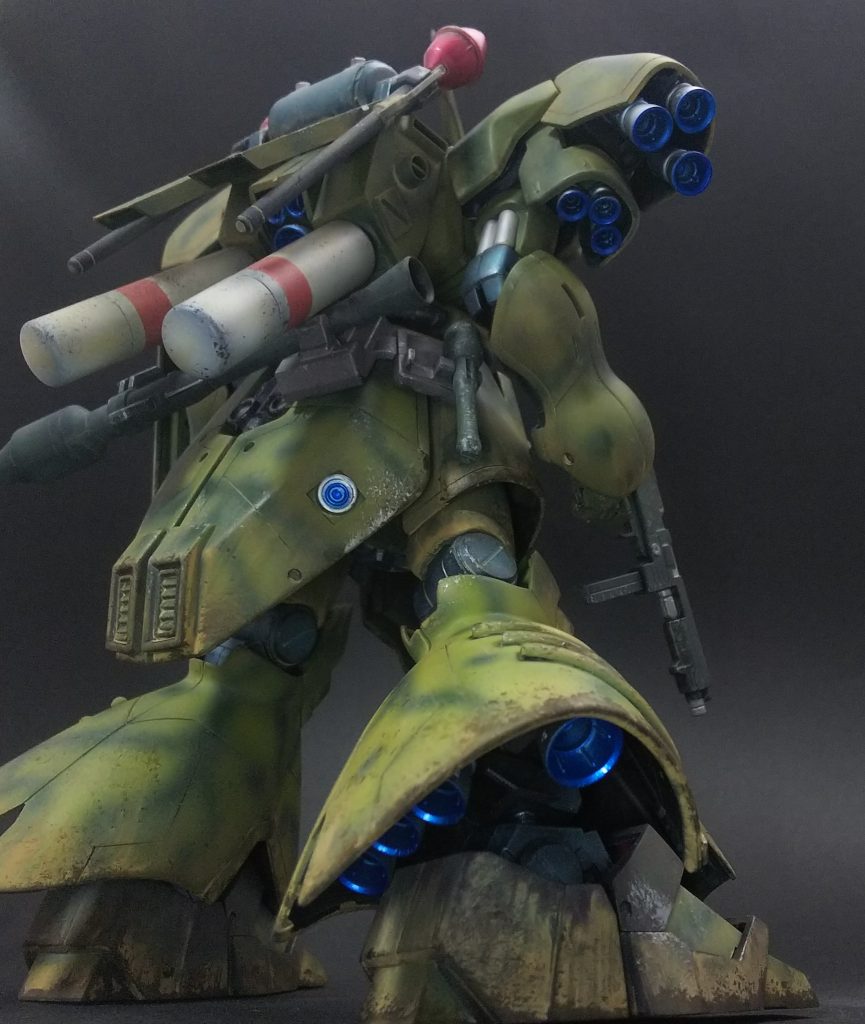 バーニアは格好良くシルバーにクリアブルーを使ったキャンディ塗装で仕上げました。
本体はかなり汚れていますが、バーニア部はしっかり整備されているということで綺麗めにしておきました。