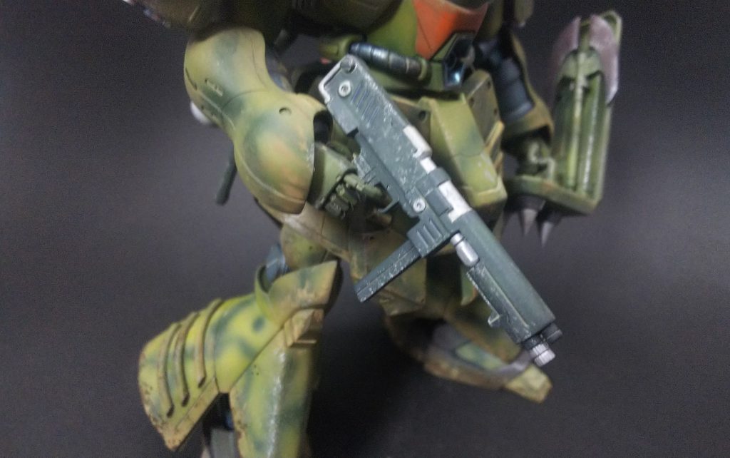 『MPP-80 90mmマシンガン』
何かでドムがこの銃を持ちながら滑走しているのを見てから大きい図体に小さな武器を持たせたかったのでこの銃にしてみました。
これは前期型なので時代的に後期型にしてグレネードランチャーをつけても良かったかもしれません。