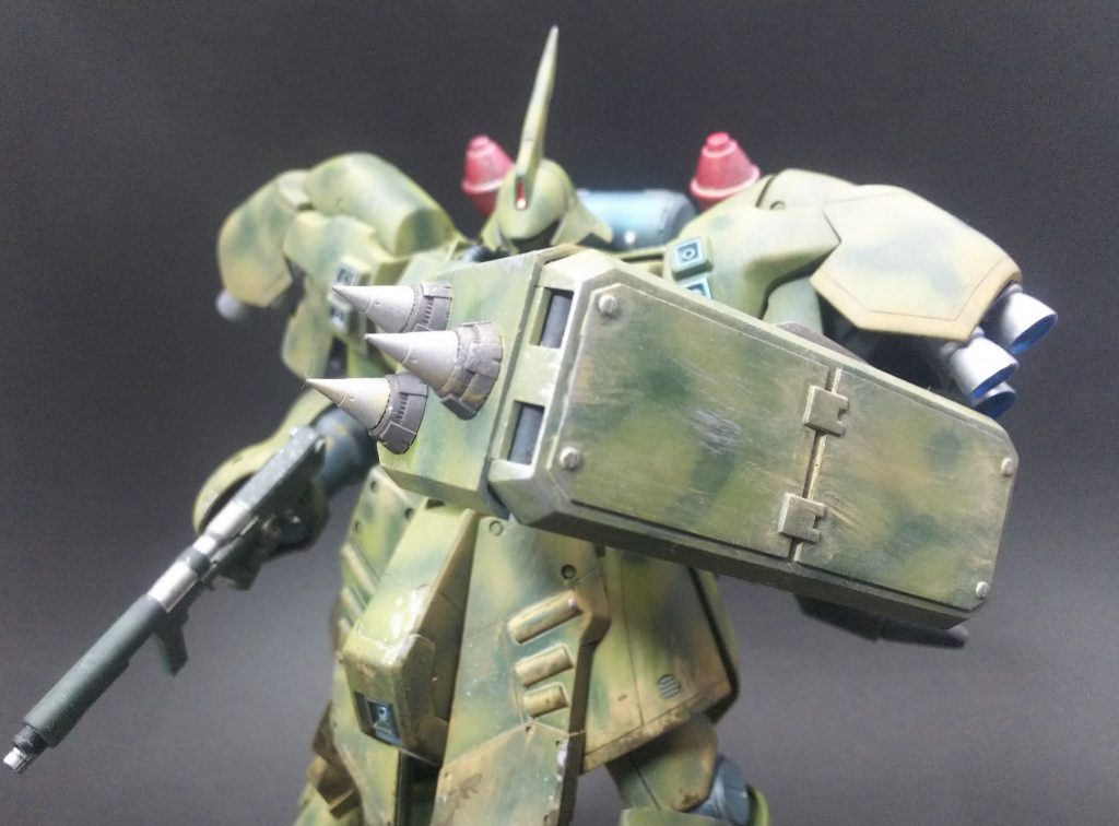 『スパイクシールド』
HGUCザクIのものをHGUCギラ・ズールのシールドを使いサザビーの体に合わせて大型化しました。
またプラ板を用いて装甲を増設しました。