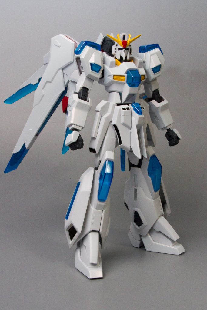 カラーリングをオレンジからパールホワイトに変更。
クリアパーツ部分にもパール塗料を吹いてます。