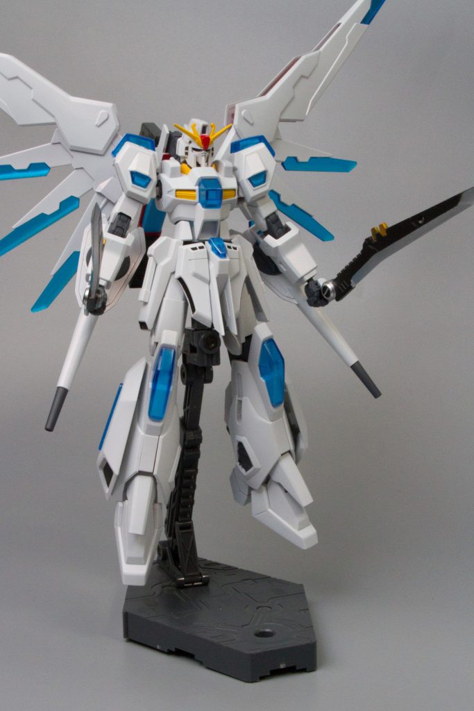 前腕に装備してるライフルだけじゃ寂しいのでロングソードを装備しました。
背部に新たにHiνのようなスタビライザー 
(兼巡行形態時機首)を制作し
その際に武器のマウントポイントを設けました。この機構の恩恵で一方向ではあるがサブアームとしてガトリングを装備出来る。