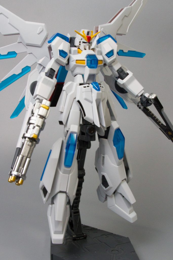 手に持つ武器がほしいと思い
カスタマイズキャンペーンのガトリングを装備してみました。
金の塗りわけがうまく出来たと自画自賛。
ソードは連結してバスターソードに変形