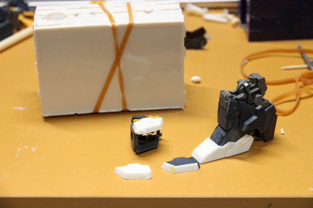 つま先を2ミリ延長、肩を縦横1ミリずつ大型化。それを他のRX-0系キット用にレジン複製しました。