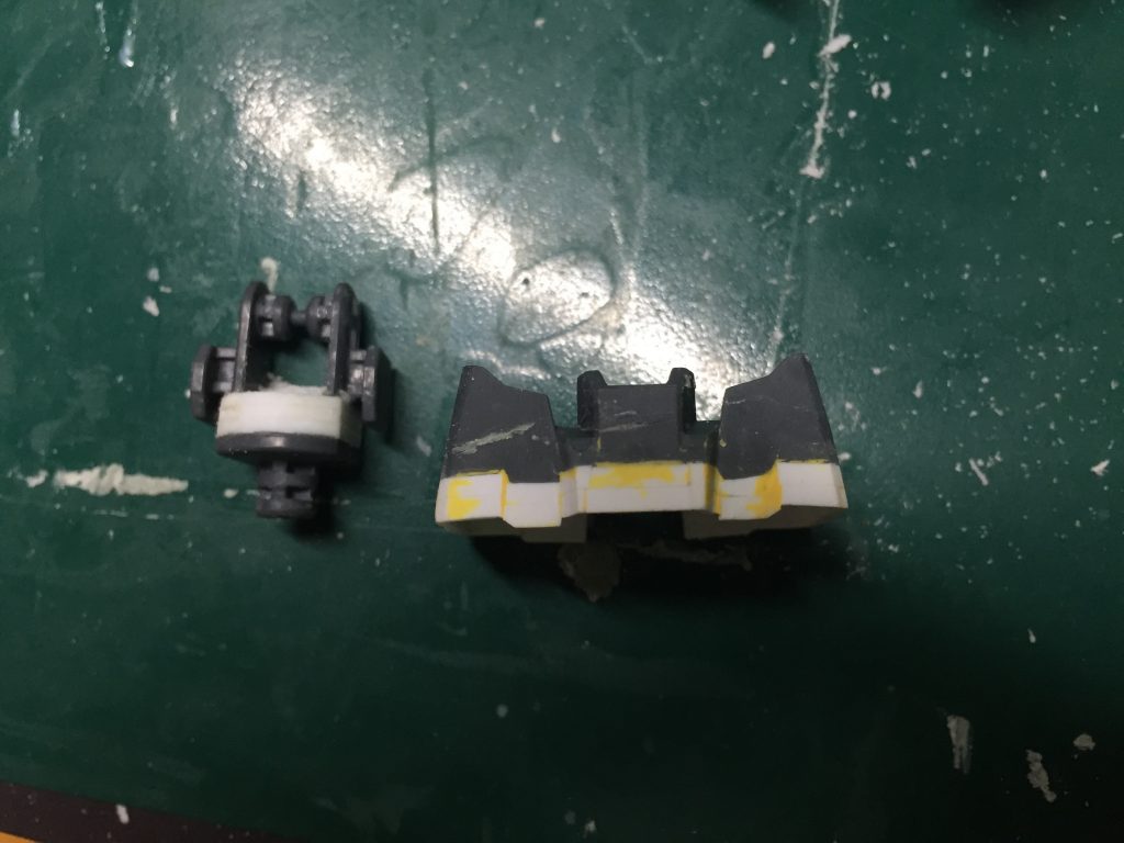 腹部は3ミリ延長。パーツ剛性を出す為、レジンに置き換えました。