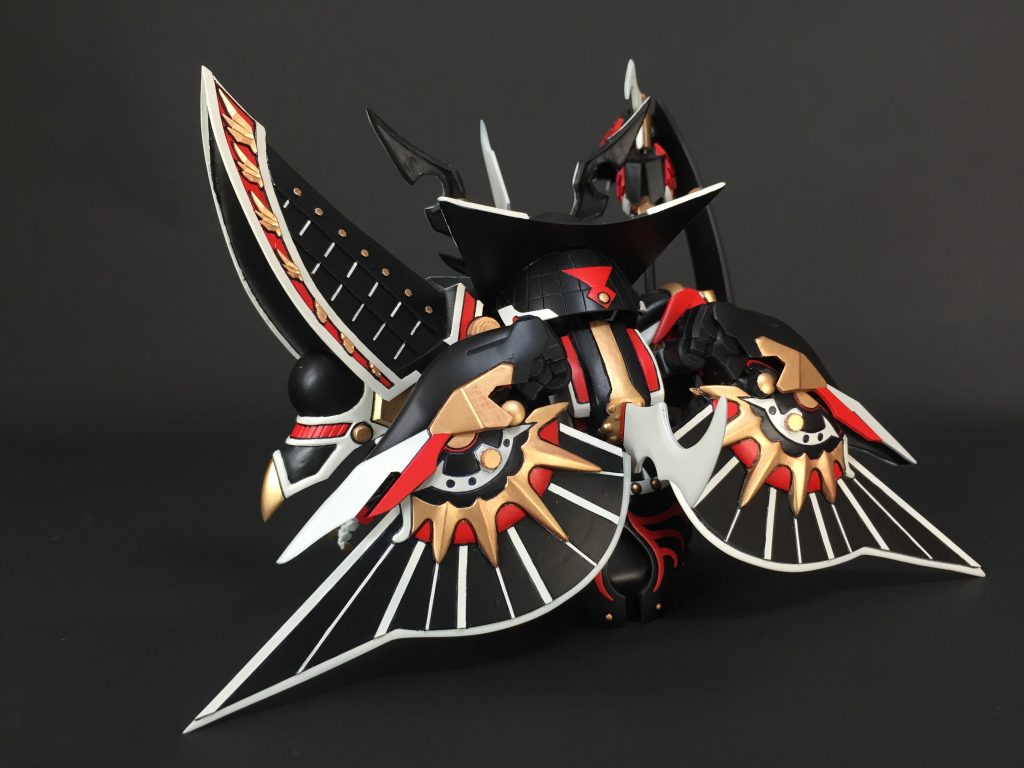 背中にハデスローブというマントを装着。