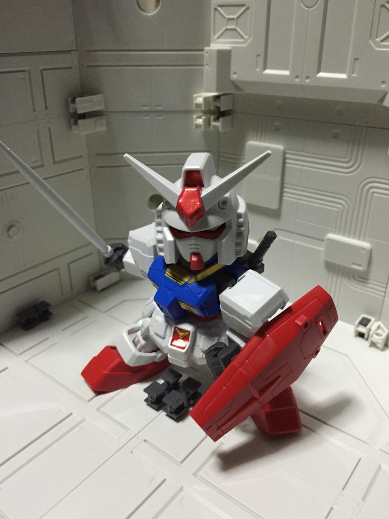 ■組み立て
写真は素組＋シールのみ貼った状態。モノはクロスシルエットでやや影が薄くなったSDEXスタンダードのRX78-2ガンダムです。無改造ですがだいぶかっこいいと思う。ゲート処理？？そんなもんは知らないね！！

色分けはシール処理が多め。襟は別パーツが良かったなあ。
ビームサーベルなんかはバックパックと一体成型なので、成型色がグレーなんですよね。ここをまずは塗り分けていきます。