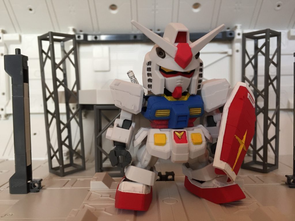 ■塗装
写真は基本塗装が終わった状態。
「ガンダムマーカー」と「筆ポスカ」で塗っています。グレーがガンダムマーカー、白や黄色は筆ポスカです。
ポスカは隠蔽力が強く、濃い成型色でもかなりきちんと発色してくれます。
ただし、食いつきがいいわけではないです。６００番の紙やすりで軽く表面を荒らして食いつきをよくしてますが、それでもエッジには乗らないですね。ここは諦めてチッピング風の仕上げだと言い張ります。
アーマー裏や関節などはガンダムグレーでグリグリ塗装。アーマー裏は透けなくなって、暗くなればそれでいいのだ。
ツインアイや股間のV、胸のダクトはシールを貼りこんでます。
そのままではポスカがべりべりはがれていくので、つや消しクリアーをスプレーして定着させています。