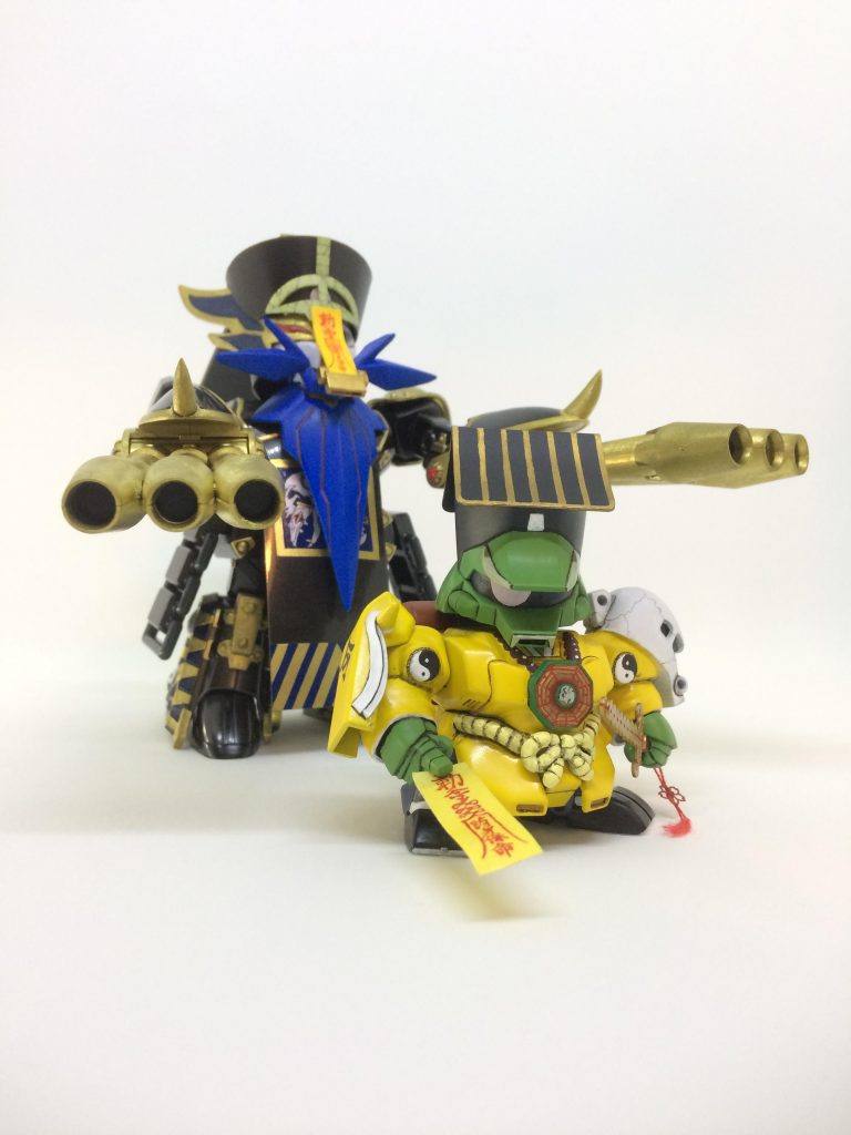 銭の剣はポンチで抜いたプラ板を貼り合わせて作りました。腰の動力パイプを腰紐に見立てて結び目をエポパテで造形。眉毛や胸の鏡などもエポパテやプラ板で作りました。
最後に、後で作ったキョンシーザクとの一枚。
