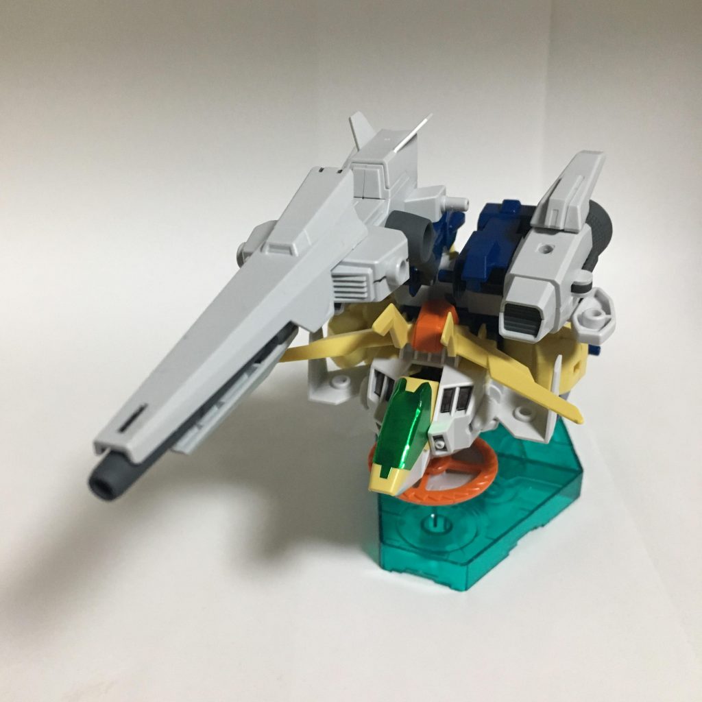 コアブースター形態、正面。MS形態より高速で移動でき、メガランチャーで目標を正確に狙い撃つことにも適している。また、シールドはレーダーとしても機能するため、戦況をいち早く把握し、仲間への指示も的確に出すことができる。