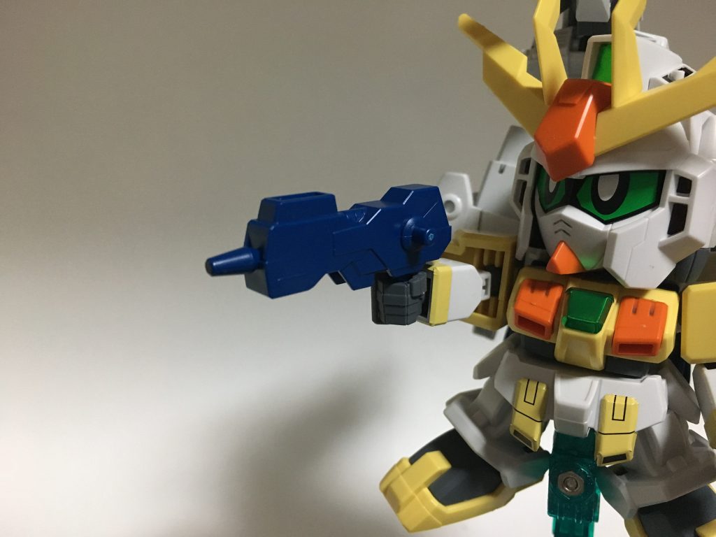 ビームマシンガン。連射性に優れるメイン武装。中距離支援用の装備であるが、銃口からビームサーベルを発生させる事で接近戦にも対応可能。また、頭部から取り外したブレードアンテナと合体する事でビームボウガンとしても使用できる。