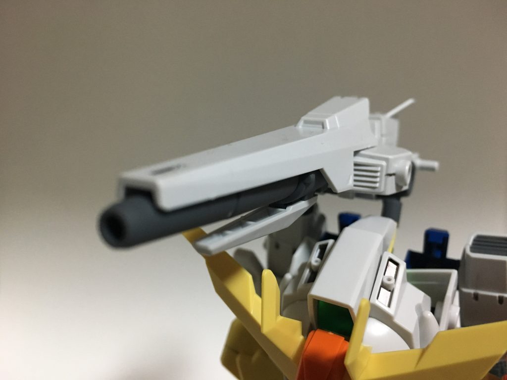 メガランチャー。右背に設置された長砲身ビームキャノン。射程距離や威力はグリプス戦役時代に使用されたメガ・バズーカ・ランチャーやハイパー・メガ・ランチャーに匹敵。背面に設けられた追加ジェネレーターにより、戦艦のビームシールドすら易々と貫く威力を発揮する。