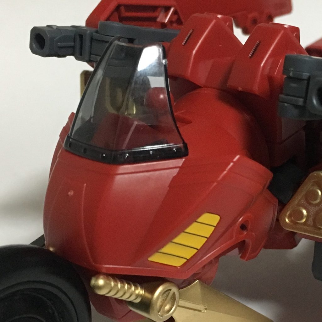 Iフィールド発生装置、その1。前方に搭載。強力な対ビームバリアを車体全体に張り巡らせることによって敵のビーム射撃から身を守る。但し、多くの電力を消費する為、長時間の使用はできない。